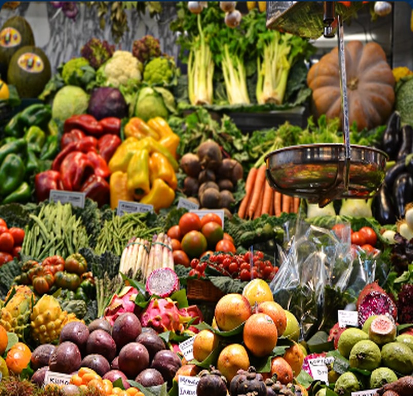 Banca de feira com frutas, verduras e legumes